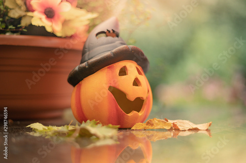 Halloween-Kürbis auf Gartentisch 25