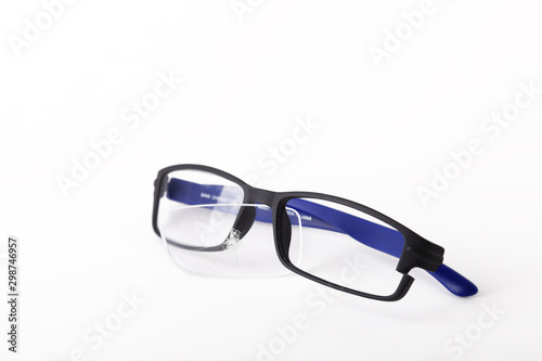 Un paio di occhiali da vista rotti