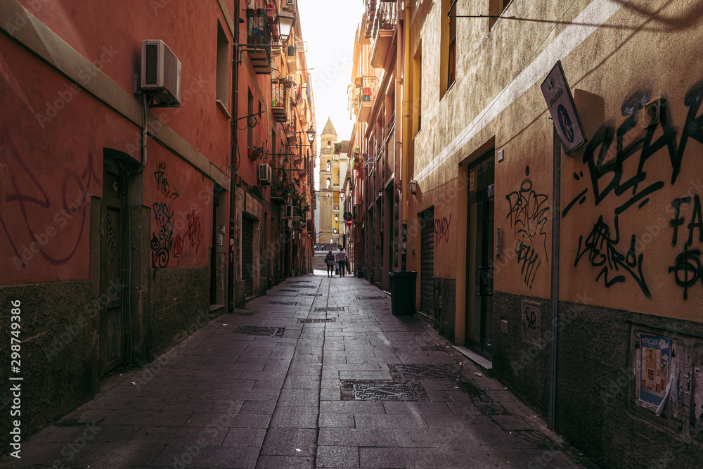 Fototapeta premium CAGLIARI, WŁOCHY / PAŹDZIERNIK 2019: Życie uliczne na starym mieście