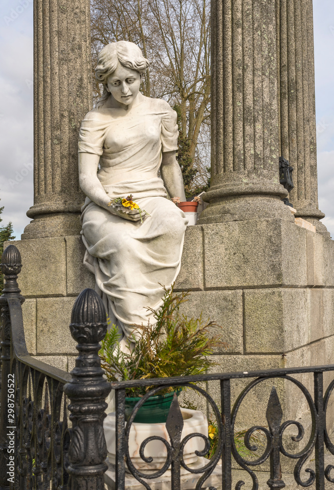 Fototapeta premium statue in cemetery