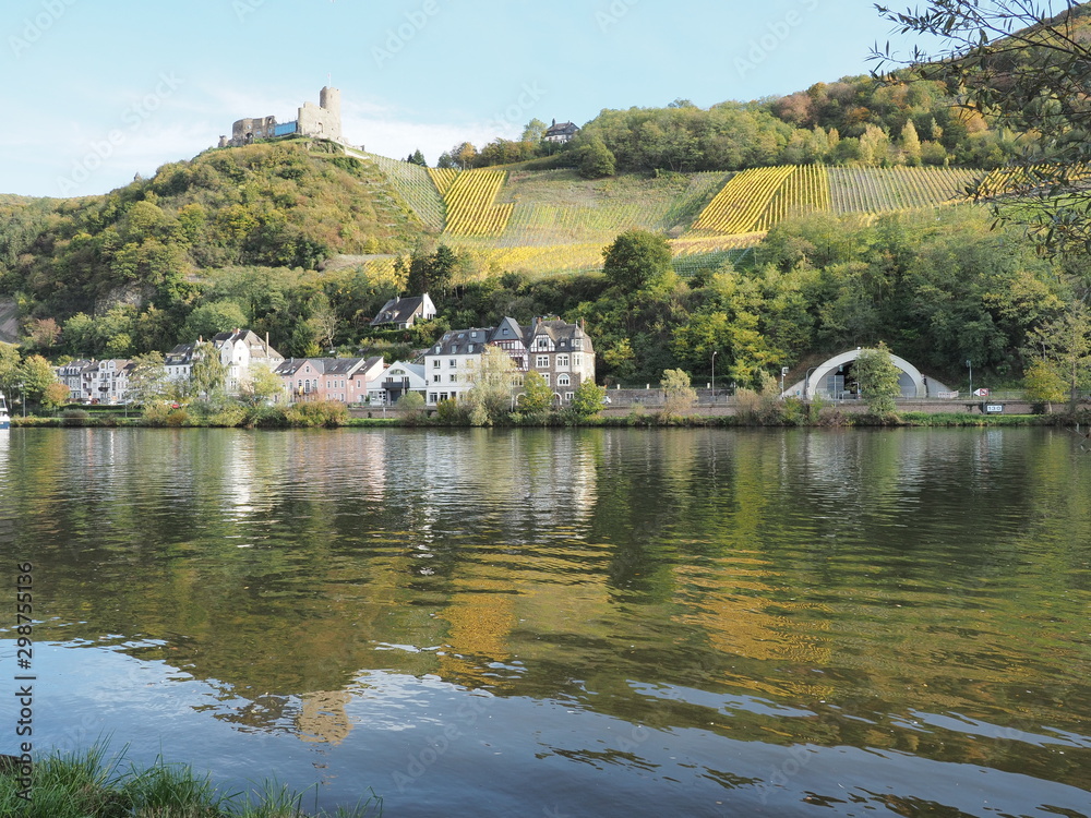 herbstliche Burgruine Landshut über Bernkastel-Kues mit Blick auf die Mosel OLYMPUS DIGITAL CAMERA