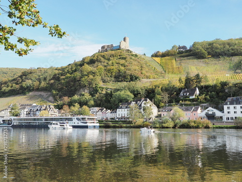 herbstliche Burgruine Landshut über Bernkastel-Kues mit Blick auf die Mosel OLYMPUS DIGITAL CAMERA