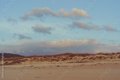 Funda de playa solitaria con un cielo con nubes un atardecer de otoño