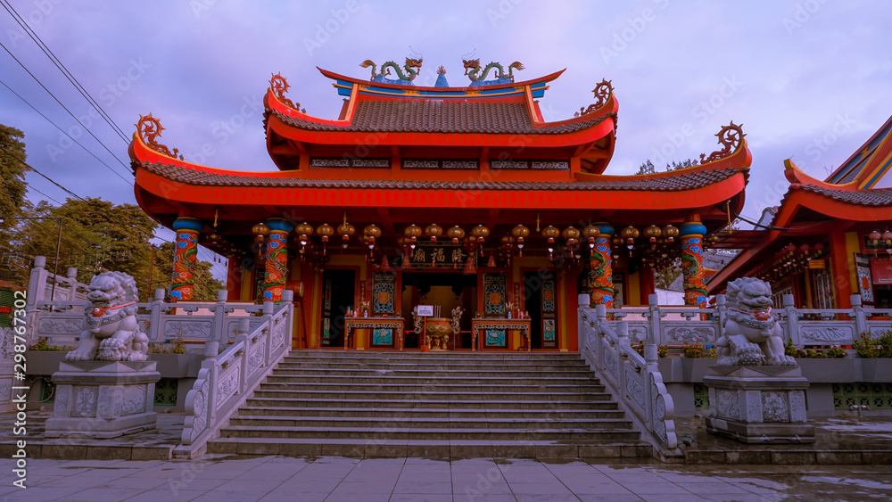 Chinese temples with lantern ornaments on the front and dragon ornaments on the top Chinese temples with lantern ornaments on the front and dragon ornaments on the top