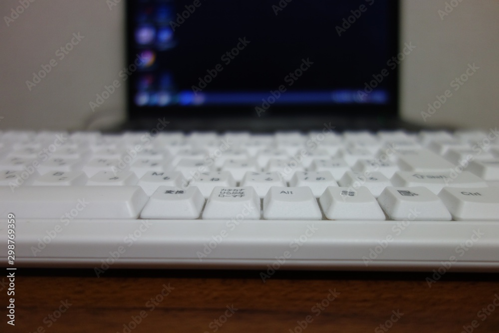 ノートパソコンと白いキーボード