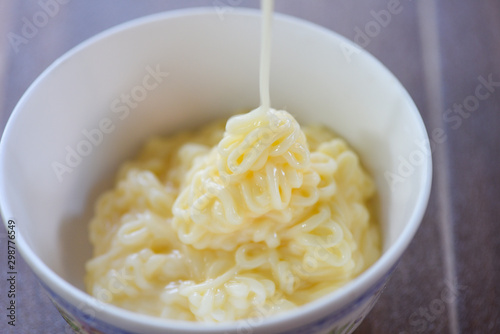 Pour the sauce mayonnaise in bowl