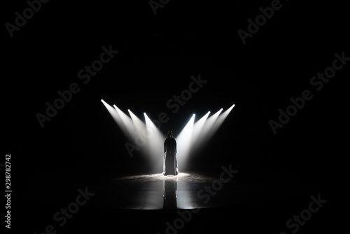 forces the artist on stage