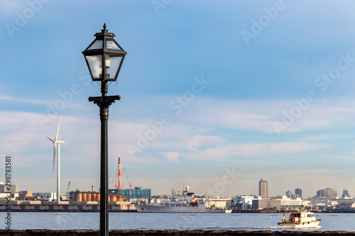 海側に立つ街灯（撮影場所：横浜象の鼻防波堤）