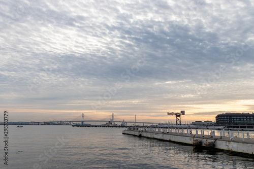 朝の横浜港（撮影場所：横浜臨港パーク） © parallel think