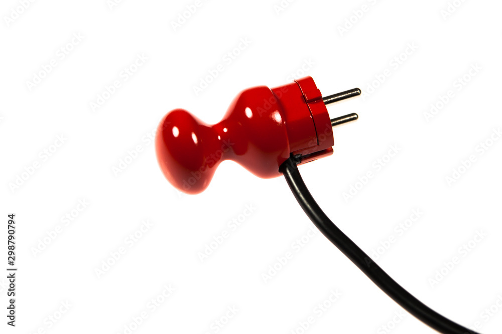 Schuko Stecker Inclusive Design, Design für alle. Stecker rot mit Kabel vor weißem Hintergrund Schuko Stecker Inclusive Design, Design für alle. Stecker rot mit Kabel vor weißem Hintergrund