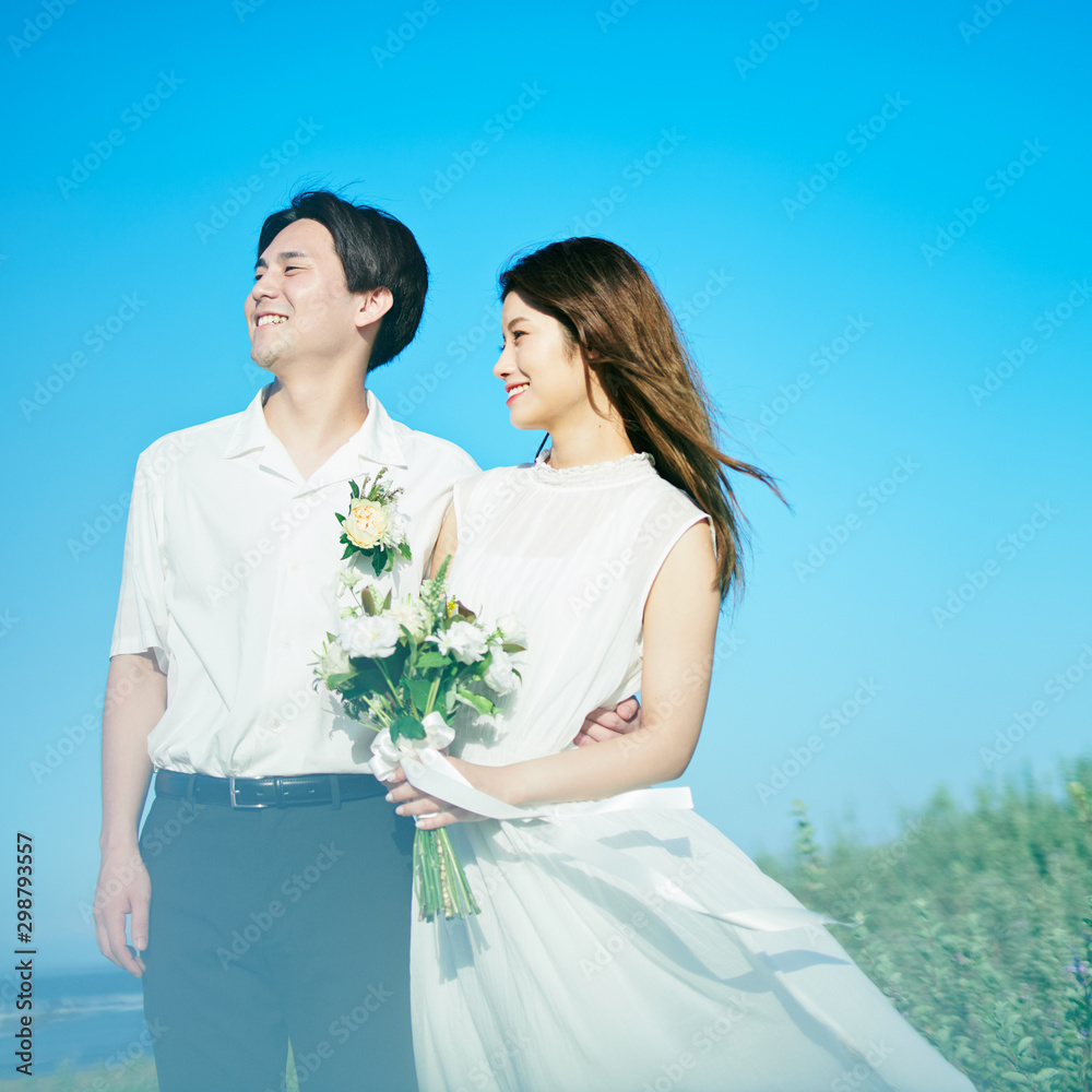Naklejka premium ウェディング カップル 青空