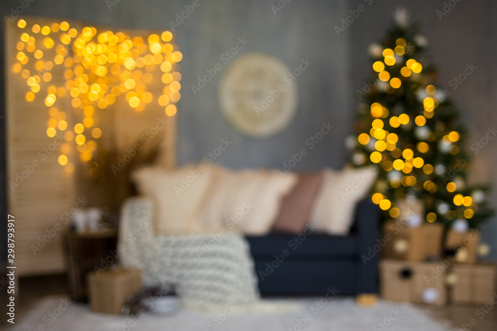 Christmas background - blurred living room with Christmas tree, gifts and garlands - obrazy, fototapety, plakaty 