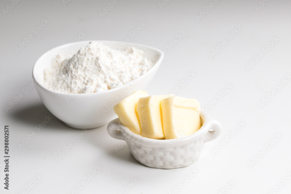白背景に小麦粉とバターお菓子、パン、材料butter　flour