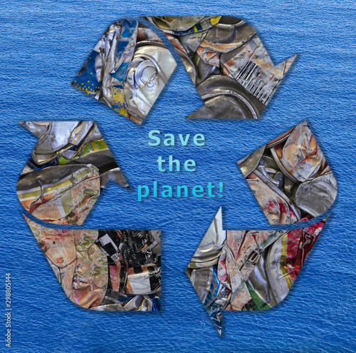 Foto Latas dentro del simbolo de reciclaje necesario para salvar el planeta
