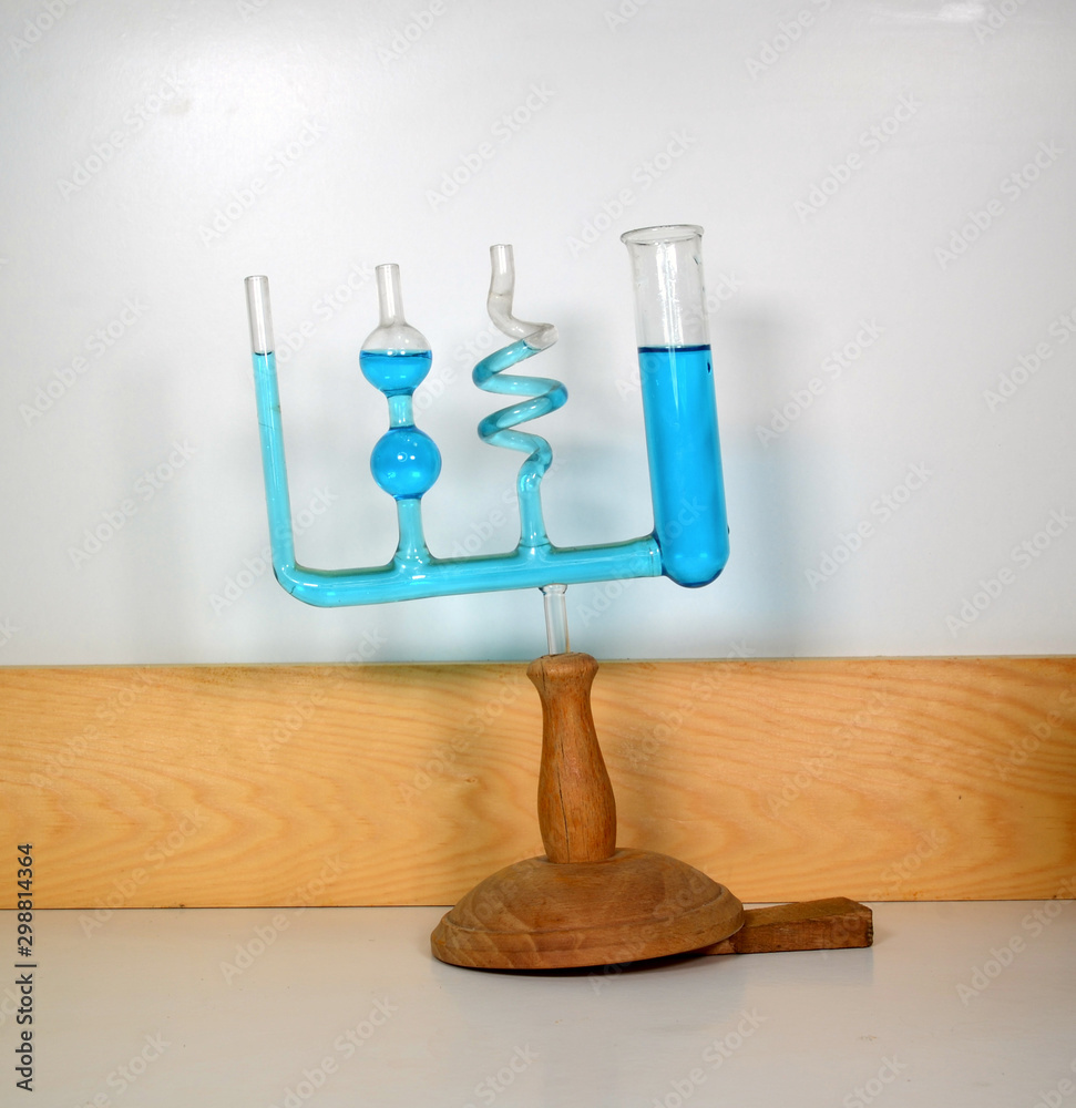 Demonstration model of communicating vessels of different shapes