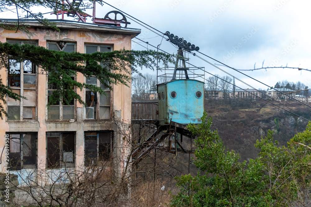 Old Ropeway Foto de 2019: Old soviet rusty and functioning ropeway or cable car ...
