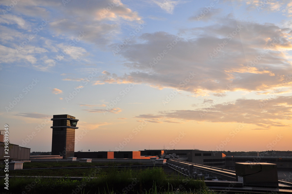 成田空港の朝焼けと管制塔 成田空港の朝焼けと管制塔