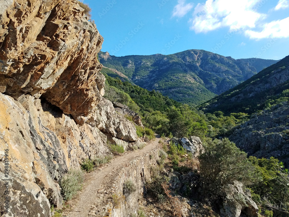 Blick auf einen sehr schmalen Wanderweg bei Galeria auf Korsika