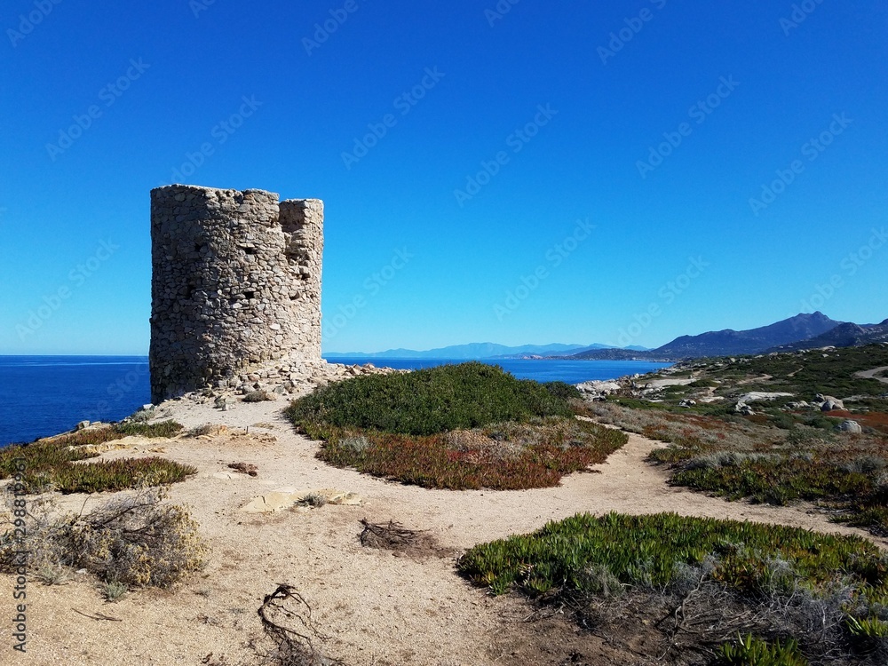 Ein alter Leuchtfeuerturm an der Küste von Korsika