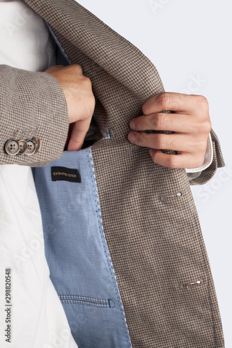 Foto man pick up wallet from suit pocket