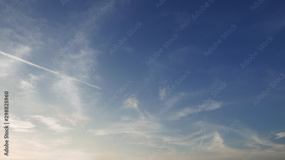 Obraz premium Cloudy blue sky during sunset.