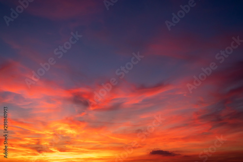 cielo de colores rojos azules y morados en un atardecer  © NGEL