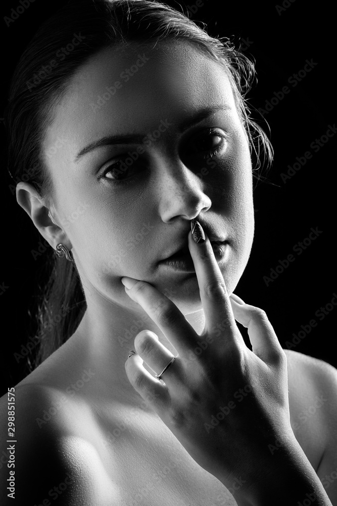 Obraz premium finger on lips