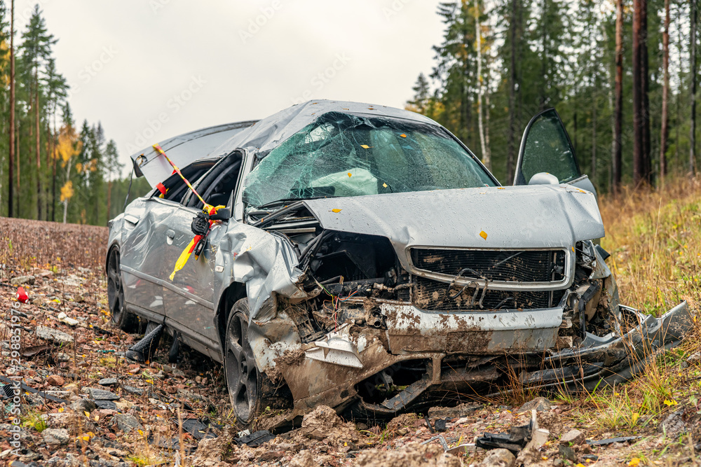 Fototapeta premium Całkowicie zdemolowany przedni samochód w kolorze srebrnym