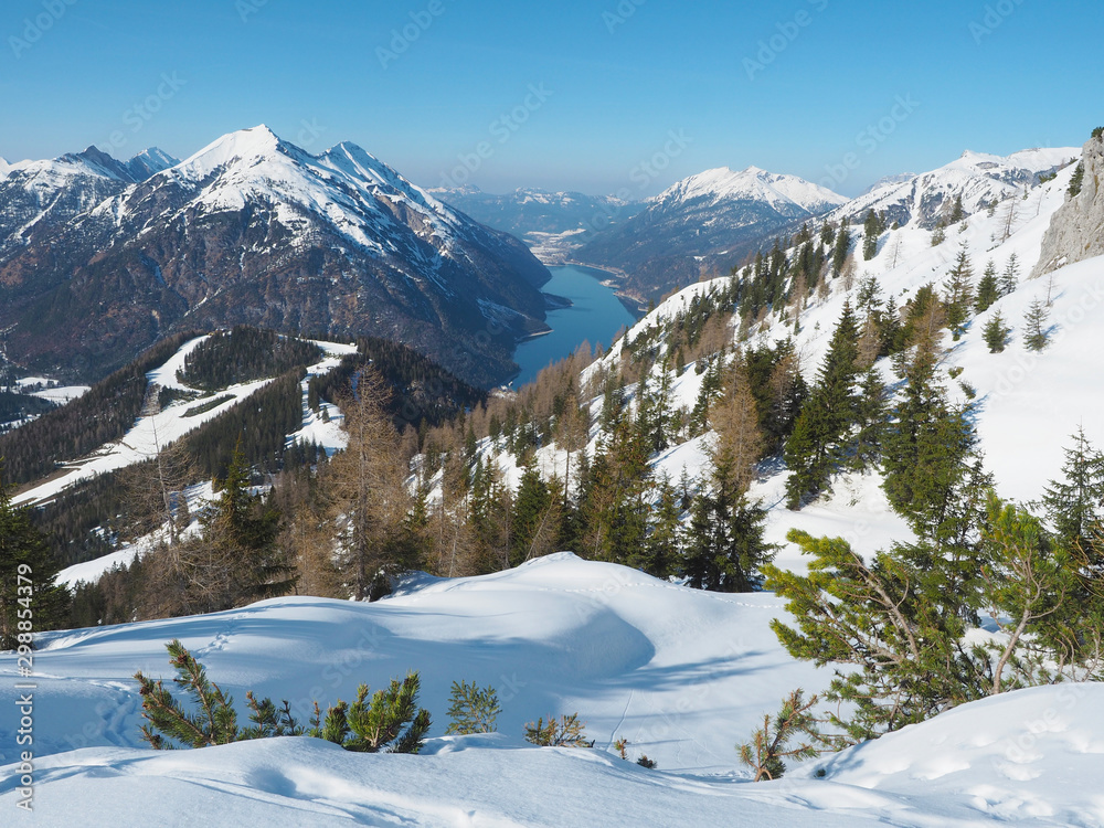 Fototapeta premium Karwendel im Winter - Blick auf den Achensee