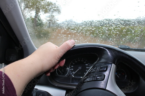 conduire par un sale temps orage photo