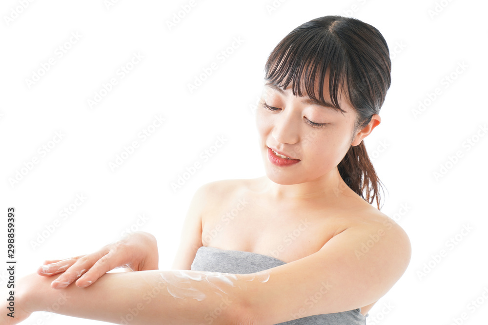 肌にクリームを塗る若い女性 肌にクリームを塗る若い女性