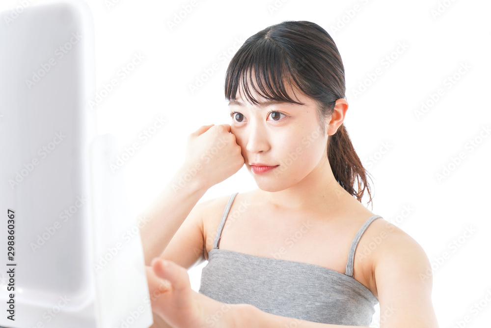 スキンケアをする若い女性 スキンケアをする若い女性