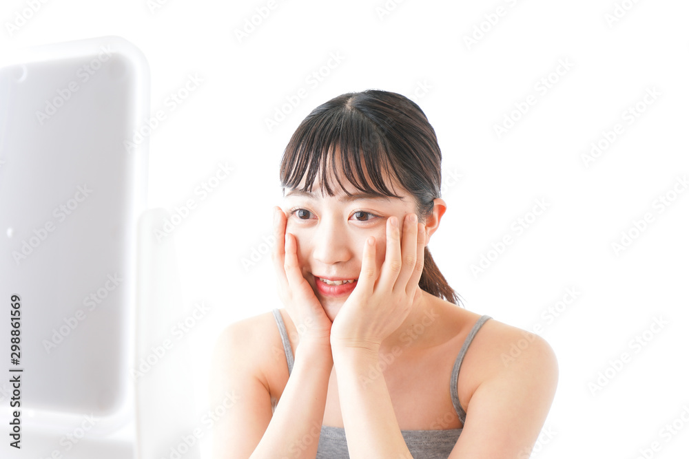 スキンケアをする若い女性