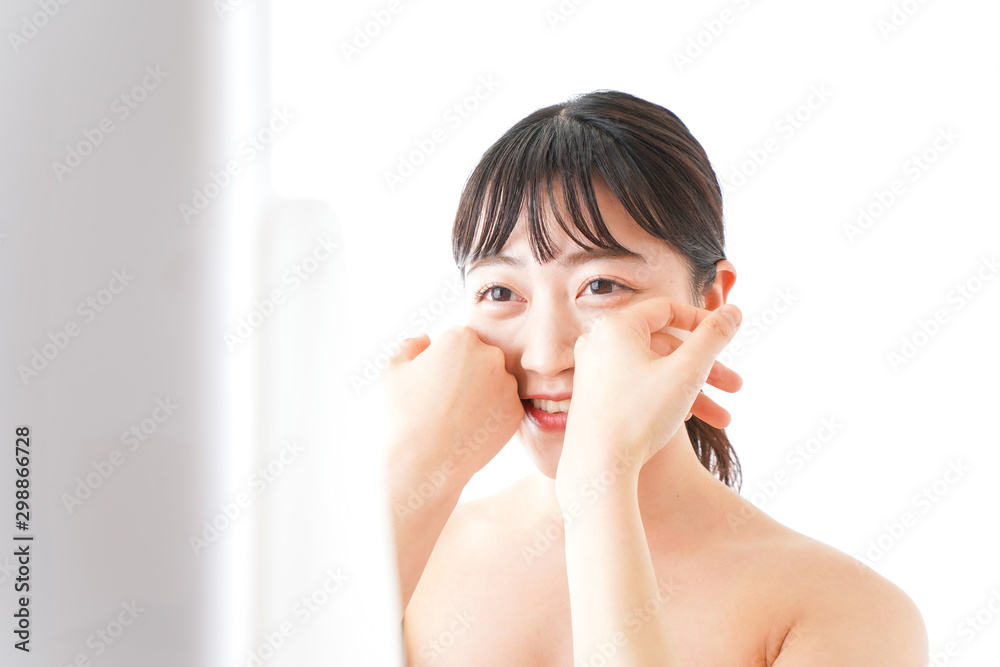 メイクをする若い女性 メイクをする若い女性