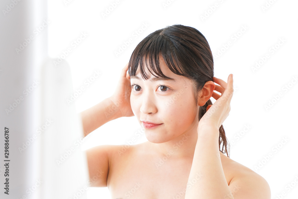 メイクをする若い女性 メイクをする若い女性