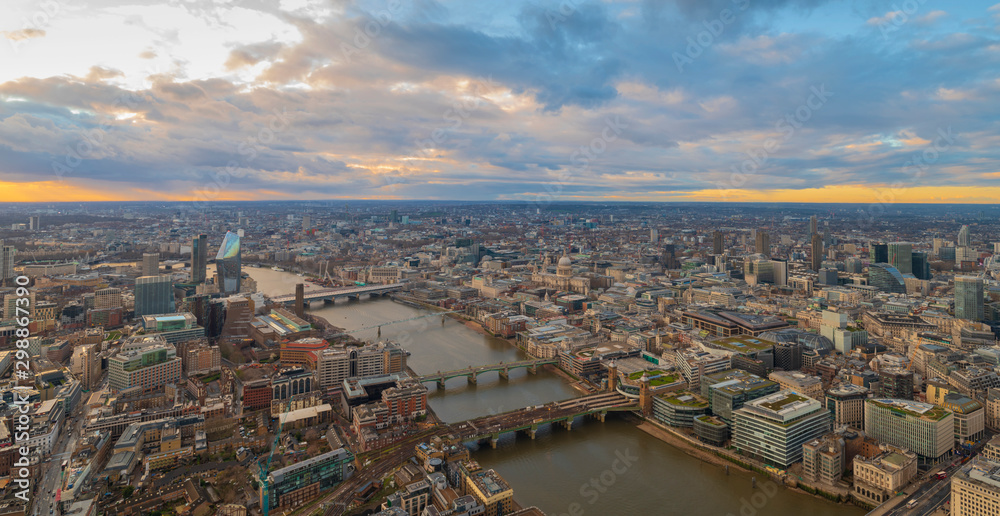 Obraz premium Aerial view of London skyline at dusk