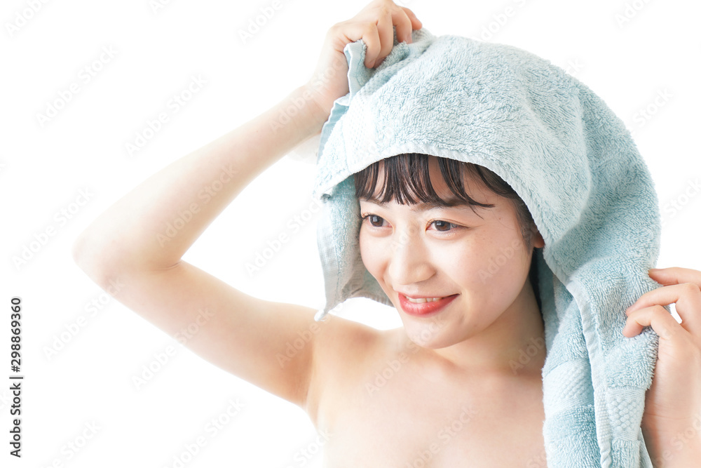 お風呂上がりの若い女性 お風呂上がりの若い女性