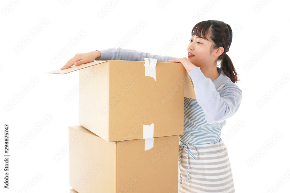 断捨離をする若い女性