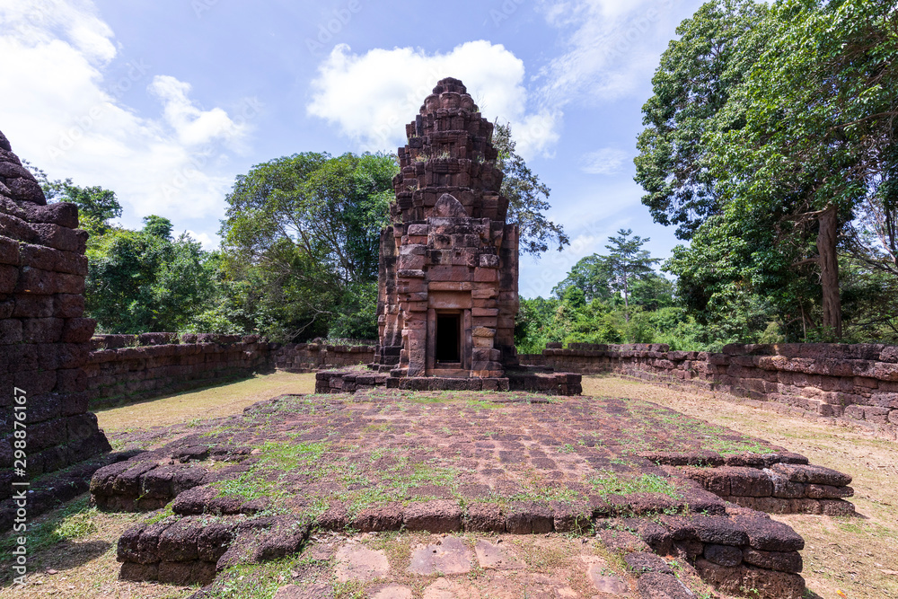 タイとカンボジアの国境の遺跡プラサートタームアントット Stock Photo Adobe Stock