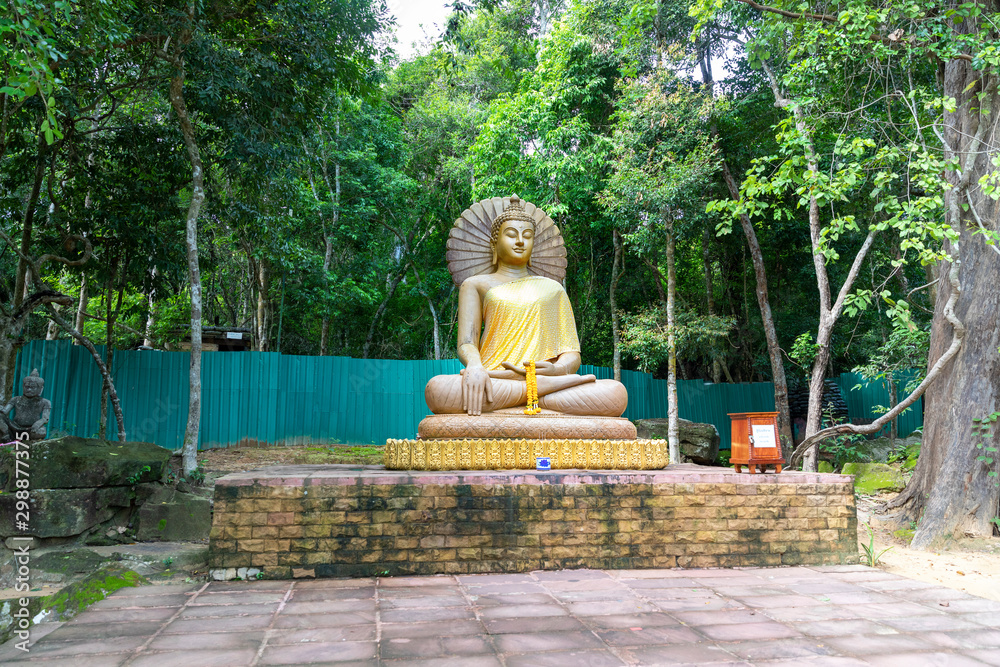 タイとカンボジアの国境の遺跡プラサートタクラベイのタイ側の入り口に設置された仏像 Stock Photo Adobe Stock