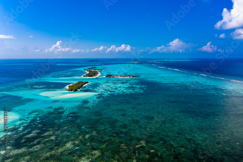 Widok z lotu ptaka, laguna wyspy Malediwy z koralami z góry, Południowy Atol Male, Malediwy