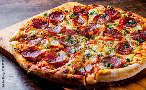 Photo Pepperoni Pizza with Mozzarella cheese, salami, pepper