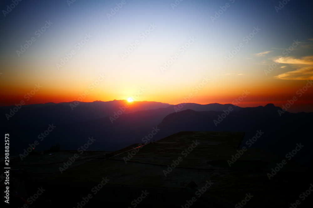 Sonnenaufgang in den Bergen