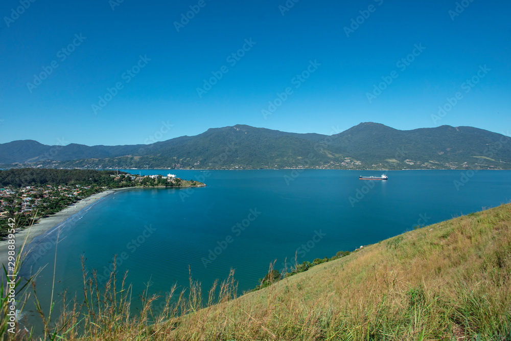 Obraz premium Beautiful panoramic view of Ilhabela island and coast of Sao Sebastiao, tropical island on the Brazilian sea coast during a sunny day of vacation and sightseeing.