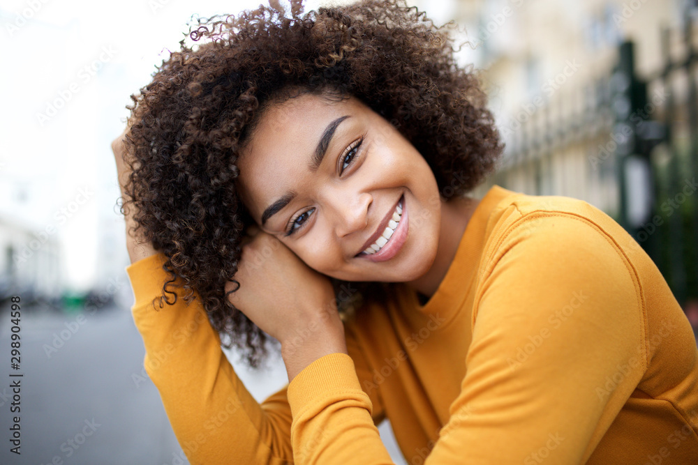 Close up beautiful young african american woman smiling with curly hair - obrazy, fototapety, plakaty 