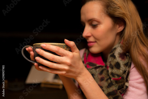 Frau beim Teetrinken
