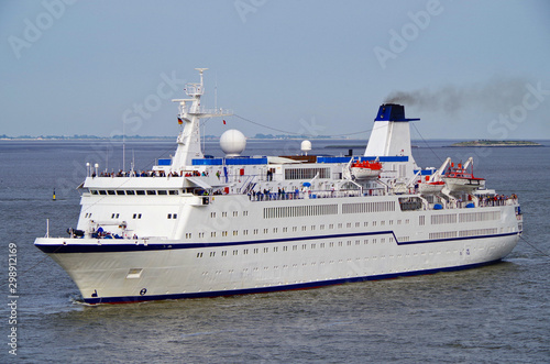 Klassisches deutsches Kreuzfahrtschiff MS Berlin FTI Cruises im Hafen von Bremerhaven mit Schlepperbooten Tug Boats Hafenschleppern photo