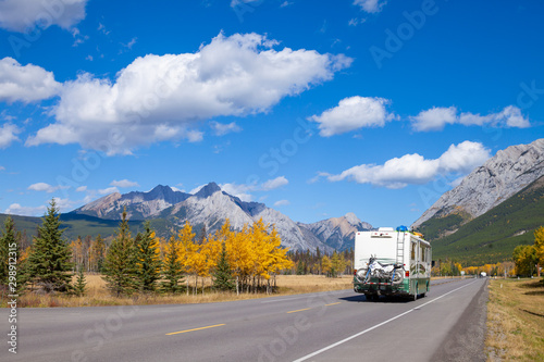 Fotografija An RV aon the highway through the Canadian Rocky Mountains in Kananaskis, Albert