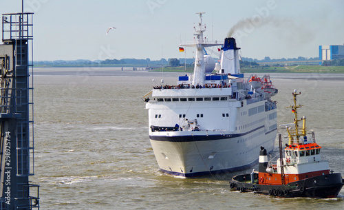 Klassisches deutsches Kreuzfahrtschiff MS Berlin FTI Cruises im Hafen von Bremerhaven mit Schlepperbooten Tug Boats Hafenschleppern photo