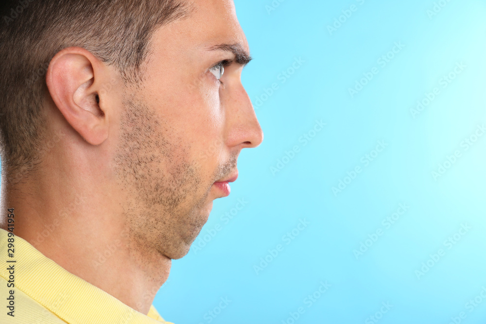 Obraz premium Young man with double chin on blue background. Space for text